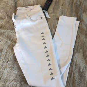 NWT Old Navy Rockstar Super Skinny Size 2